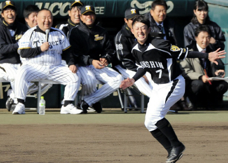 紅白戦で阪神・今成亮太は阪神・西岡　剛の走りをまねして一塁へ走る＝甲子園