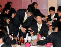 　納会で藤浪にビールをつがれた伊藤隼が渋い表情をみせ周りは大爆笑（撮影・山口　登）