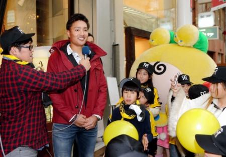 ファンの前で来季へ向け決意を語る秋山（撮影・田中太一）