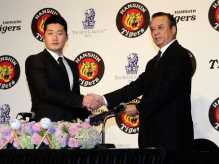 調印式を終え握手をする阪神・呉昇桓（左）と中村ＧＭ＝ソウル市内のホテル（撮影・棚橋慶太）