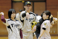 　イベントで投げ方を教える岩田（撮影・田中太一）