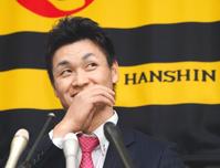 　会見で金額を聞かれ思わず笑みをこぼす大和（撮影・棚橋慶太）