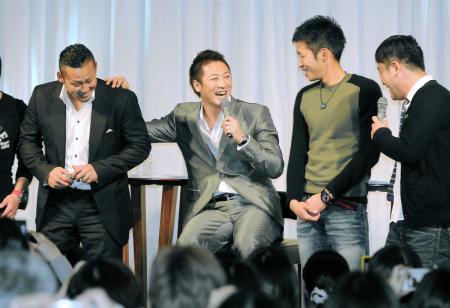 　ファンミーティングで大阪桐蔭の後輩、中田（左）と西田（右から２人目）に囲まれ笑顔を見せる西岡。右はたむらけんじ（撮影・田中太一）