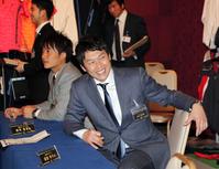 　契約する用具メーカーのミーティングに出席し笑顔をみせる新井（左は新井良）＝撮影・山口　登