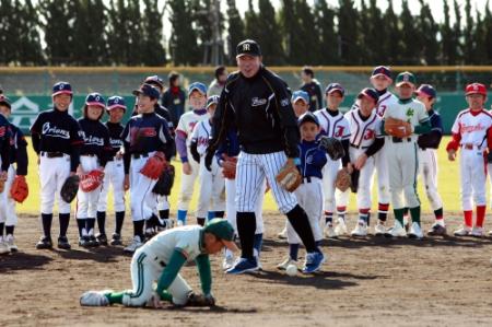 笑顔で児童にアドバイスする阪神・森田一成＝淡路佐野運動公園野球場（撮影・山口　登）