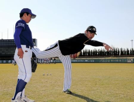 ピッチングフォームをアドバイスする福原＝淡路佐野運動公園野球場（撮影・山口　登）