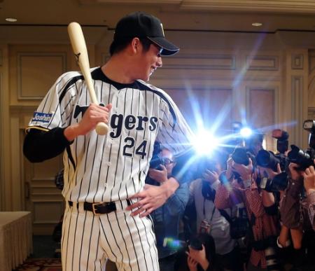 笑顔でポーズを決める阪神・横田慎太郎＝大阪市内のホテル（撮影・棚橋慶太）