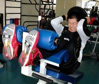 　腹筋で苦しそうな表情をみせるドラフト１位の岩貞（撮影・持木克友）