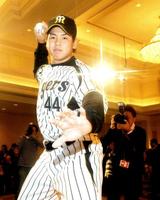 　スローイングのポーズを決める梅野