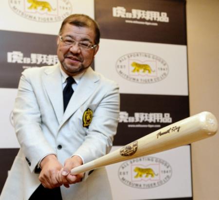 虎印のバットをスイングする阪神・掛布雅之ＤＣ＝東京・アーバンネット大手町ビル（撮影・北野将市）