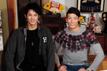 関西テレビの特番収録で、オリックス・糸井（右）の大胸筋に憧れを示した阪神・藤浪＝大阪市内