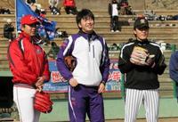 プロ野球長崎県人会の野球教室に参加した（右から）阪神・松田遼馬、広島・大瀬良大地、広島・今村　猛＝長崎県諫早市営球場（撮影・出月俊成）