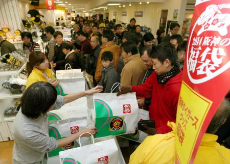 　阪神タイガースのグッズが入った福袋を求めて大勢の人でにぎわう阪神百貨店