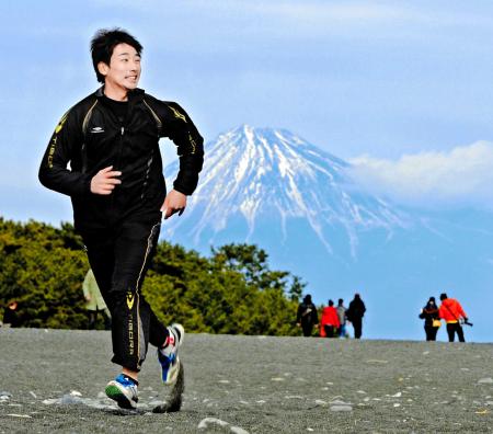 　富士山を背に三保の松原を走る岩崎（撮影・田村亮介）
