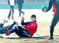 　体幹トレーニングを行う松田