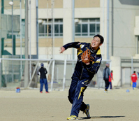 　母校のグラウンドでキャッチボールする新井（撮影・北村雅宏）