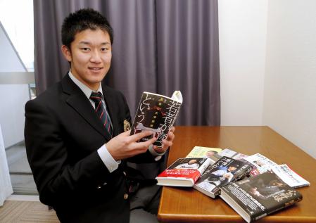 　“読書家”の岩貞は部屋でお気に入りの本を広げる