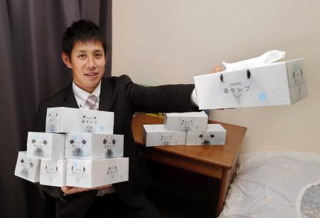 　持参したティッシュで仲間をおもてなし！？する山本（撮影・田中太一）