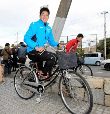 練習を終え陽川（右）と自転車で外出する横田