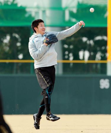 　キャッチボールで軽快な動きをみせる岩貞（撮影・保田叔久）