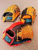 　３種類の候補の中から決定した２０１４年鳥谷モデルのグラブ（手前）（撮影・立川洋一郎）