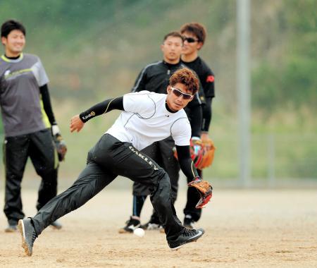 　ノックを受ける鳥谷は軽快な動きをみせる（撮影・田中太一）