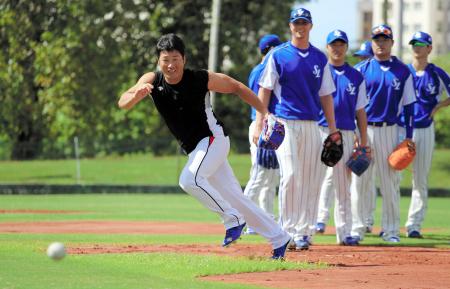 　サムスンの選手に交じってノックを受ける呉昇桓（撮影・棚橋慶太）