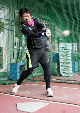 　藤井はバッティングセンター「ニュー富田林」で２２０球を打ち込み、同センターで今季初アーチを放った（撮影・吉田　風）