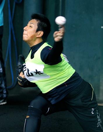 　ブルペンで力投する山本（撮影・保田叔久）