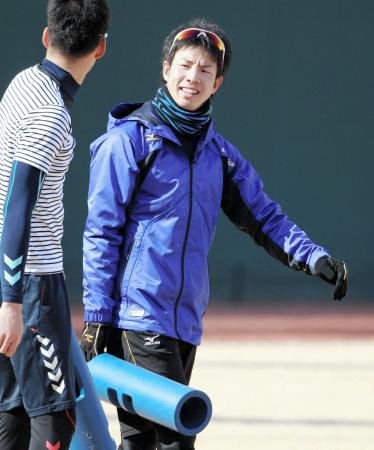 　西田（左）と話す緒方