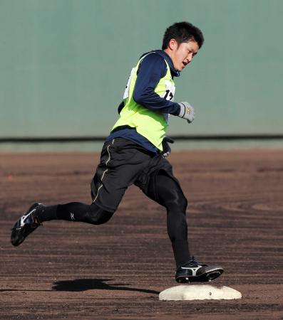 　ベースランニングをする岩貞（撮影・棚橋慶太）