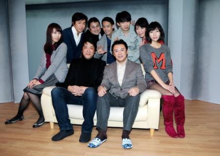 　「まいまい」に出演の役者に囲まれ、演出家の嶋尾康史さん（中央左）と記念撮影に収まる和田監督