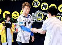 　慰問先の小児科でサイン色紙をプレゼントする鳥谷（撮影・保田叔久）　