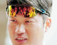 「ヒョン（お兄さん）と呼んでください！」練習後の会見で大勢の記者に囲まれ、ハニカミながら答える呉昇桓（撮影・田中太一）