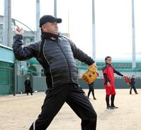 　安芸キャンプでの一二三（右）らの打撃投手に備えキャッチボールで肩を慣らす掛布ＤＣ（撮影・棚橋慶太）