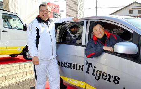 　タイガースロゴ入りの電気自動車を前に笑顔の掛布ＤＣ（左）と平田２軍監督（撮影・保田叔久）