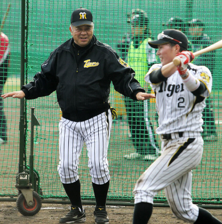 ドリフならぬヒゲダンス打法を阪神・北條史也（右）に指導する掛布雅之ＤＣ＝安芸市営球場（撮影・保田叔久）