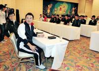 　全体ミーティングを行う和田監督（撮影・持木克友）