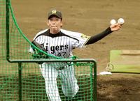 　打撃投手を務め、力の入ったボールを投げる山本（撮影・田中太一）