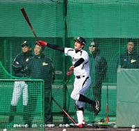 　黒田ヘッドコーチ（左から２人目）が見守る中、特大弾でアピールした横田