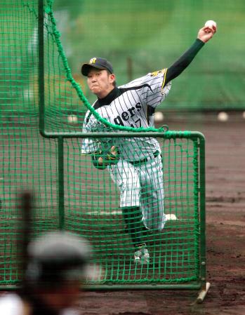 　初の打撃投手を務め関本と対戦する岩貞（撮影・保田叔久）