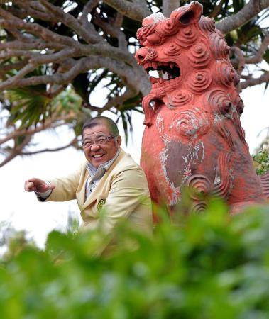 　沖縄に到着し、笑顔を見せる掛布ＤＣ（撮影・会津智海）