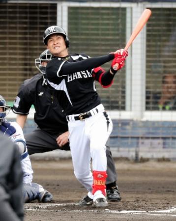 ３回阪神１死一、三塁、阪神・大和は中犠飛を放つ＝宜野湾（撮影・棚橋慶太）