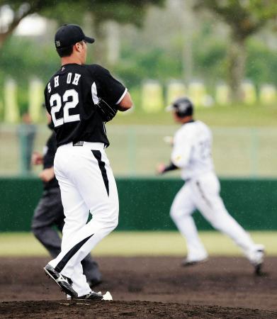 　６回、新井（右）に左中間本塁打を打たれた呉昇桓