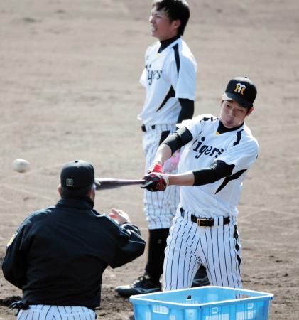 　ロングティーをする横田（撮影・坂部計介）