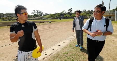 呉昇桓（左）の専属マネジャーに就任する郭氏（右から２人目、右は代理人の金氏）＝撮影・田中太一