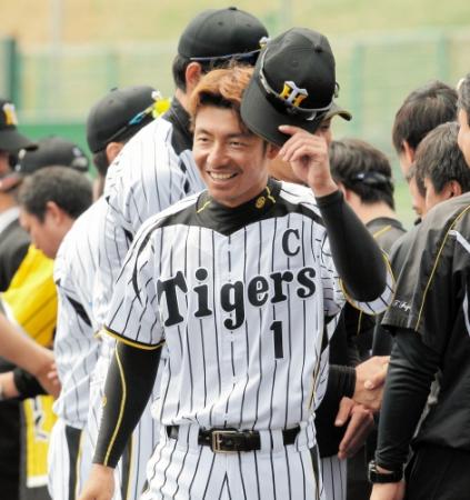 キャンプを笑顔で打ち上げる阪神・鳥谷　敬＝宜野座（撮影・保田叔久）