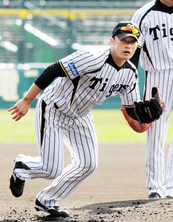 　投内連係で一塁ベースカバーに走る呉昇桓　