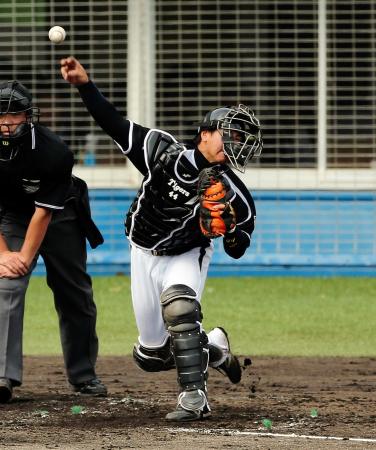 　３回、金子侑の二盗を阻止する（撮影・棚橋慶太）