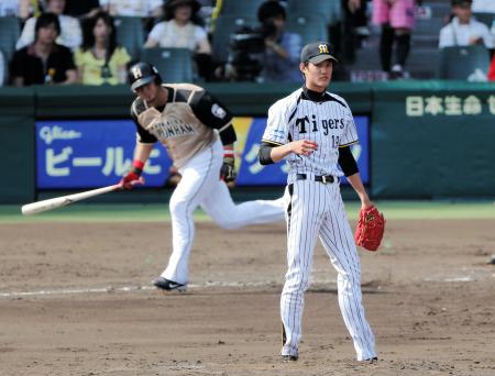 　１３年５月２６日、中田（左）を三ゴロに打ち取る藤浪